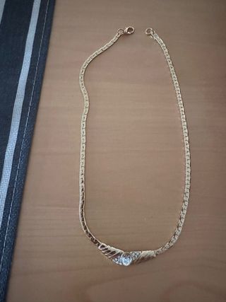 Gargantilla dorada con pedrería