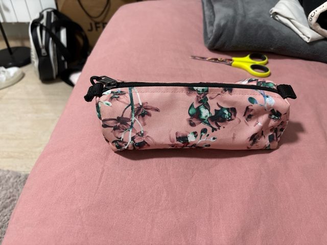 Estuche Eastpak floral rosa