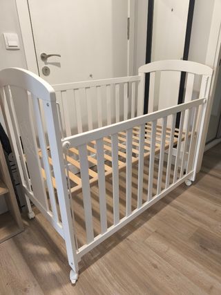 Cuna de bebé blanca marca "micuna"