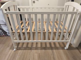 Cuna de bebé blanca marca "micuna"