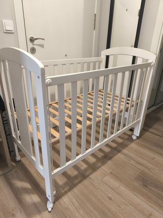 Cuna de bebé blanca marca "micuna"
