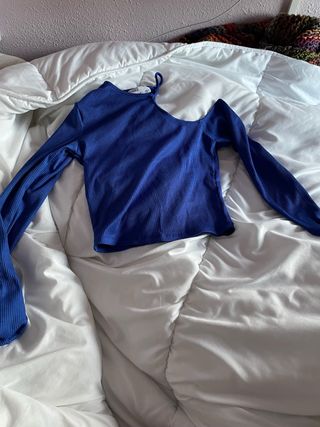 Top azul hombro descubierto
