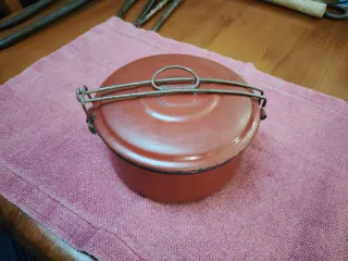 Tartera fiambrera antigua roja esmaltada