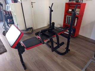 Banco de musculación y pesas