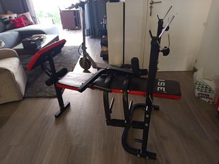Banco de musculación y pesas