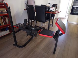 Banco de musculación y pesas