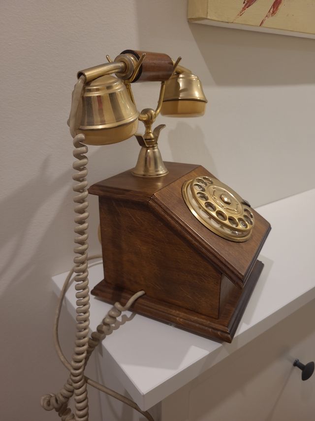 Teléfono antiguo madera y latón