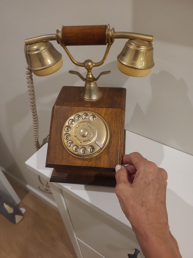 Teléfono antiguo madera y latón