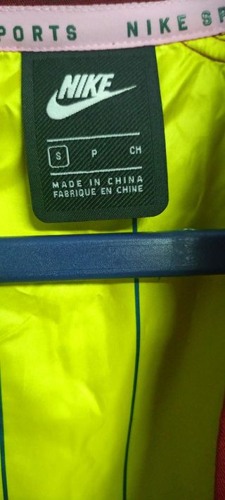 Parka Nike Deportiva Roja y Amarilla