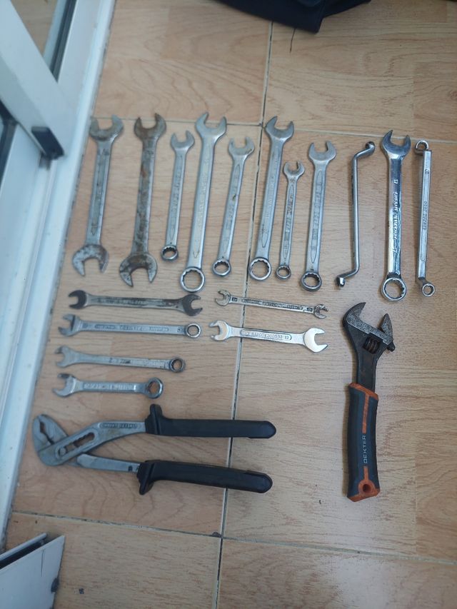 Juego de llaves fijas e inglesa y de grifa