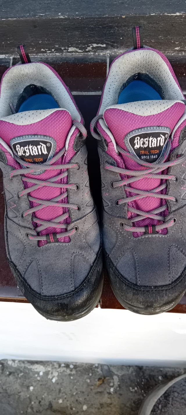 Zapatillas trekking Bestard grises y rosas