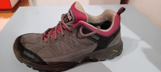 Zapatillas trekking Bestard grises y rosas