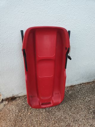 Trineo rojo para nieve