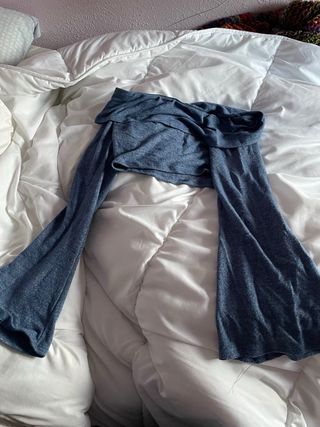 Top descubierto de hombros azul