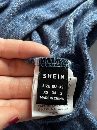 Top descubierto de hombros azul
