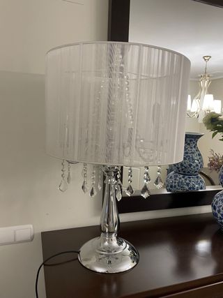 Lámpara de mesa plateada con detalles de cristal