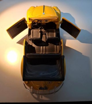 Auto modello Volkswagen Maggiolino Giallo 1/17