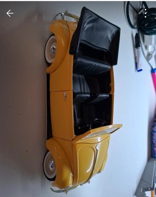 Auto modello Volkswagen Maggiolino Giallo 1/17