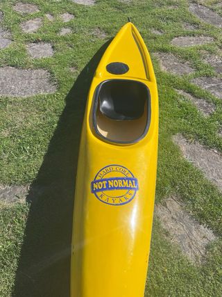 Kayak de fibra amarillo