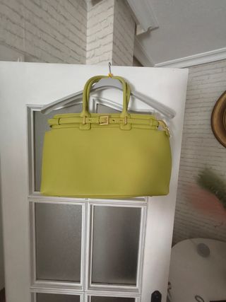 Bolso Tote Verde Pistacho con Detalles Dorados