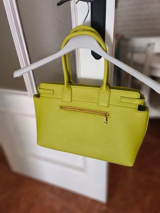 Bolso Tote Verde Pistacho con Detalles Dorados