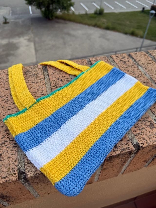 Bolso de crochet rayas azul y amarillo