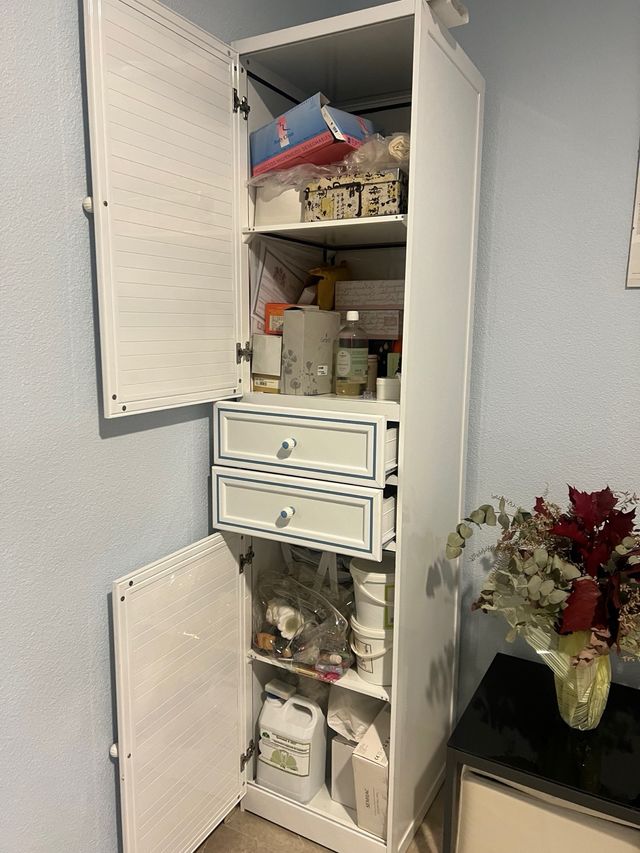 Armario alto blanco y azul