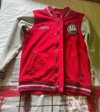 Chaqueta universitaria roja ElCortelngles -Talla S