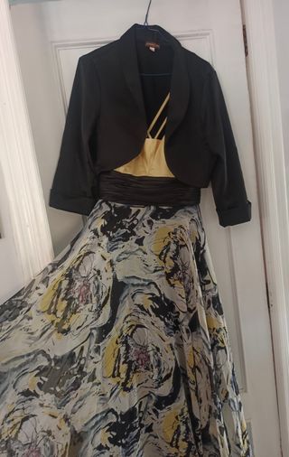 Vestido de fiesta dorado y negro con chaqueta