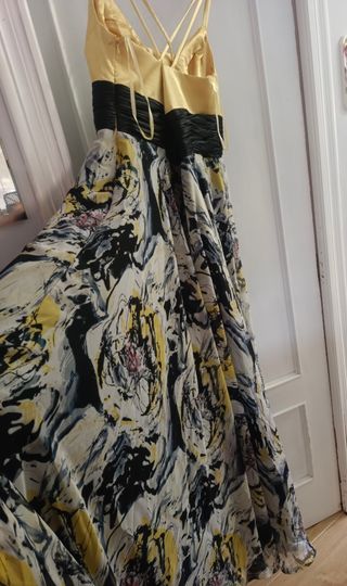 Vestido de fiesta dorado y negro con chaqueta