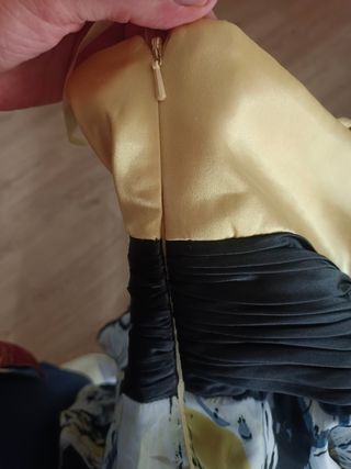 Vestido de fiesta dorado y negro con chaqueta