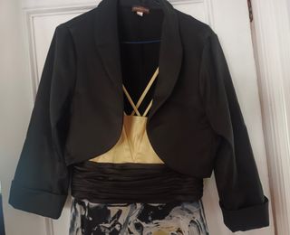 Vestido de fiesta dorado y negro con chaqueta