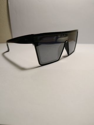 Gafas de sol espejadas negras y grises, con funda