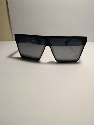 Gafas de sol espejadas negras y grises, con funda