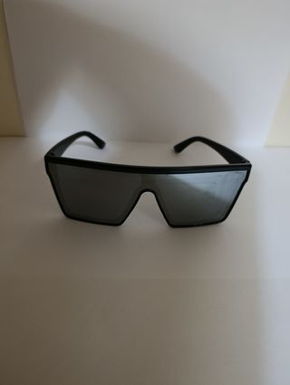 Gafas de sol espejadas negras y grises, con funda