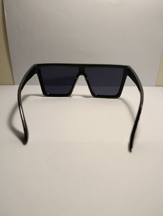 Gafas de sol espejadas negras y grises, con funda