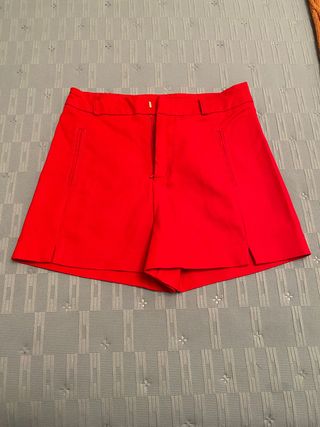 Pantalón corto rojo
