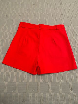 Pantalón corto rojo