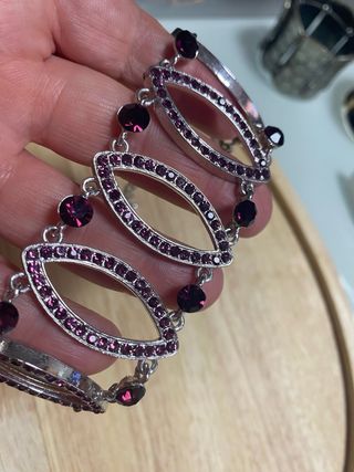 Pulsera plateada con granates morados