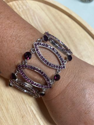 Pulsera plateada con granates morados