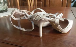 Zapatos de tacón beige con tachuelas doradas
