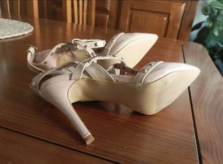 Zapatos de tacón beige con tachuelas doradas