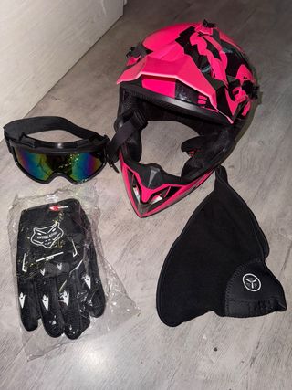 Casco integral rosa y negro con accesorios