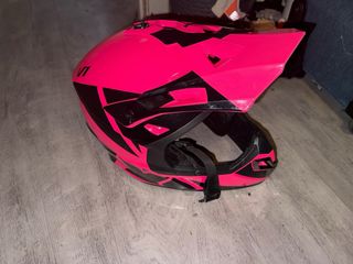 Casco integral rosa y negro con accesorios