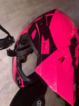 Casco integral rosa y negro con accesorios
