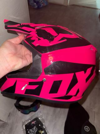 Casco integral rosa y negro con accesorios