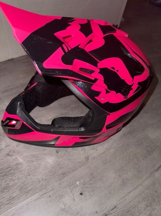 Casco integral rosa y negro con accesorios