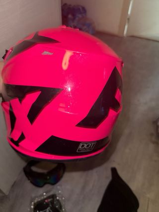 Casco integral rosa y negro con accesorios
