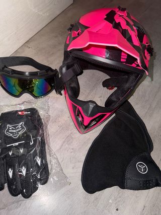 Casco integral rosa y negro con accesorios