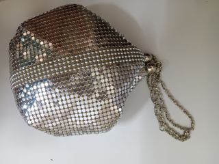 Bolso de malla plateado con cadena